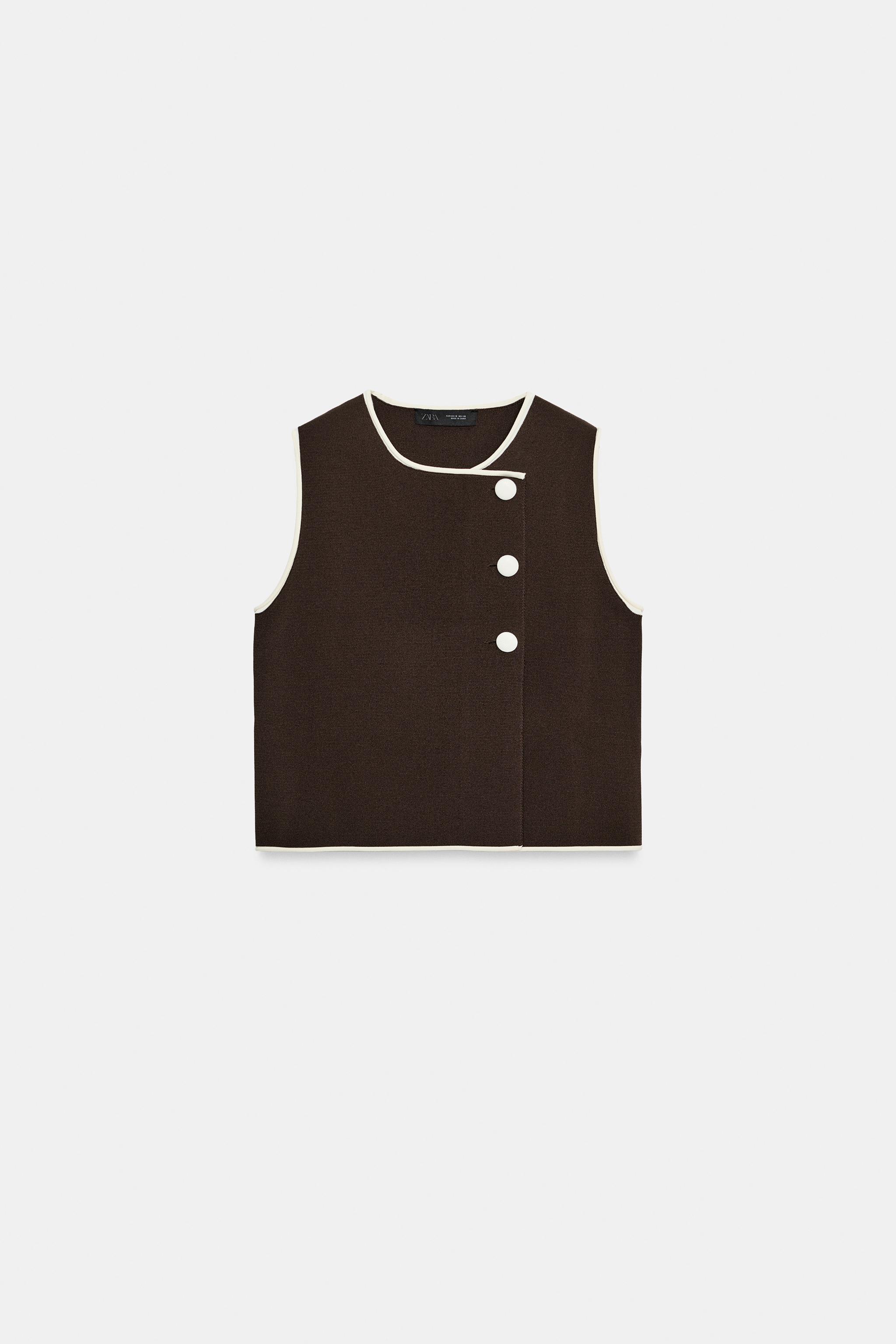 TOP EN MAILLE À BOUTONS ET CONTRASTE